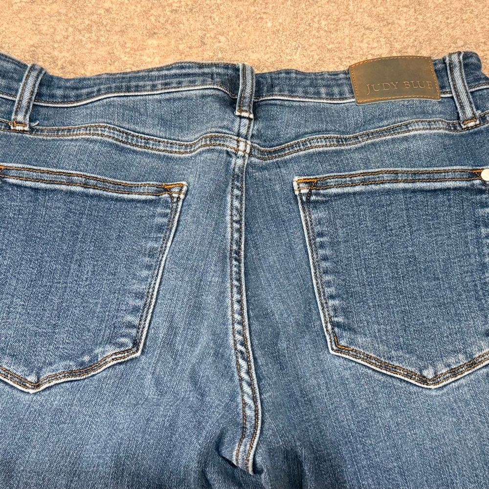 Judy Blue High-Rise Distressed Straight Leg Jeans - Size 13/31 - Picture 5 of 7